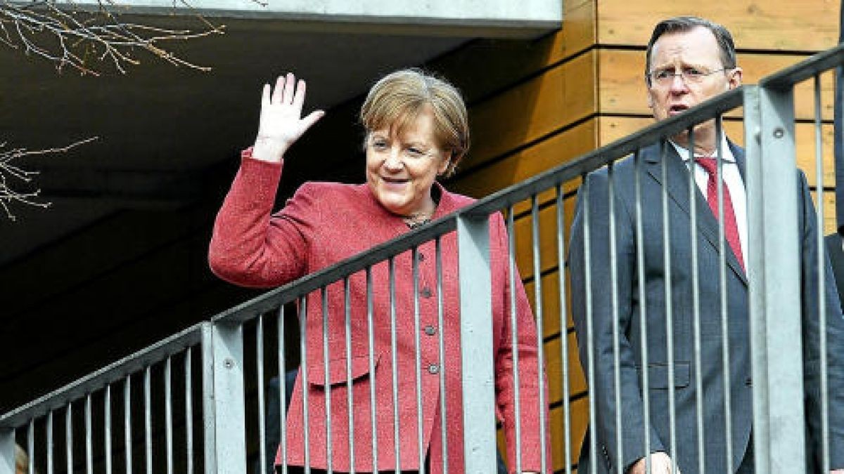 Bundeskanzlerin Angela Merkel (CDU) und Ministerpräsident Bodo Ramelow. Foto: Martin Schutt/dpa