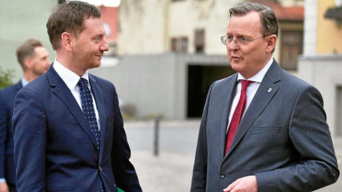 Michael Kretschmer (l., CDU), Ministerpräsident von Sachsen, und Bodo Ramelow (Die Linke), Ministerpräsident von Thüringen, stehen vor dem Zinzendorfhaus. Foto: Martin Schutt/dpa