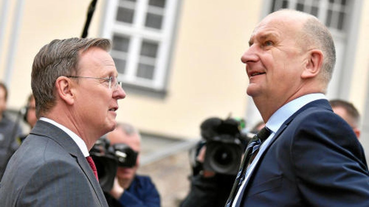 Bodo Ramelow (l., Die Linke), Ministerpräsident von Thüringen, und Dietmar Woidke (SPD), Ministerpräsident von Brandenburg. Foto: Martin Schutt/dpa