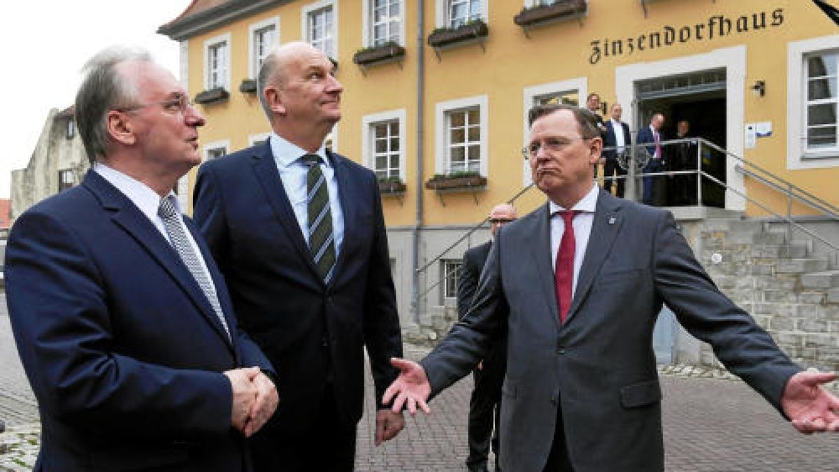 Von links: Reiner Haseloff (CDU), Ministerpräsident von Sachsen-Anhalt, Dietmar Woidke (SPD), Ministerpräsident von Brandenburg, und Bodo Ramelow (Die Linke), Ministerpräsident von Thüringen, stehen vor dem Zinzendorfhaus. Foto: Martin Schutt/dpa