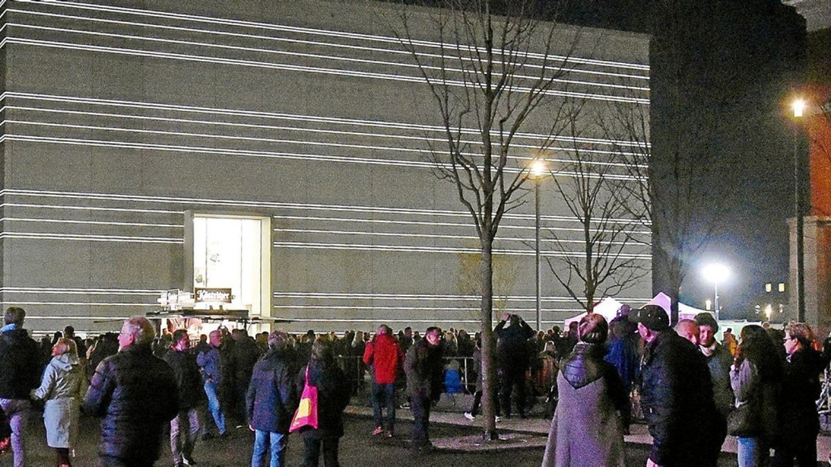 Erstmals sahen die Gäste am Eröffnungsabend die Möglichkeiten der LED-Lichtstreifen an der Fassade des neuen Bauhaus-Museums.