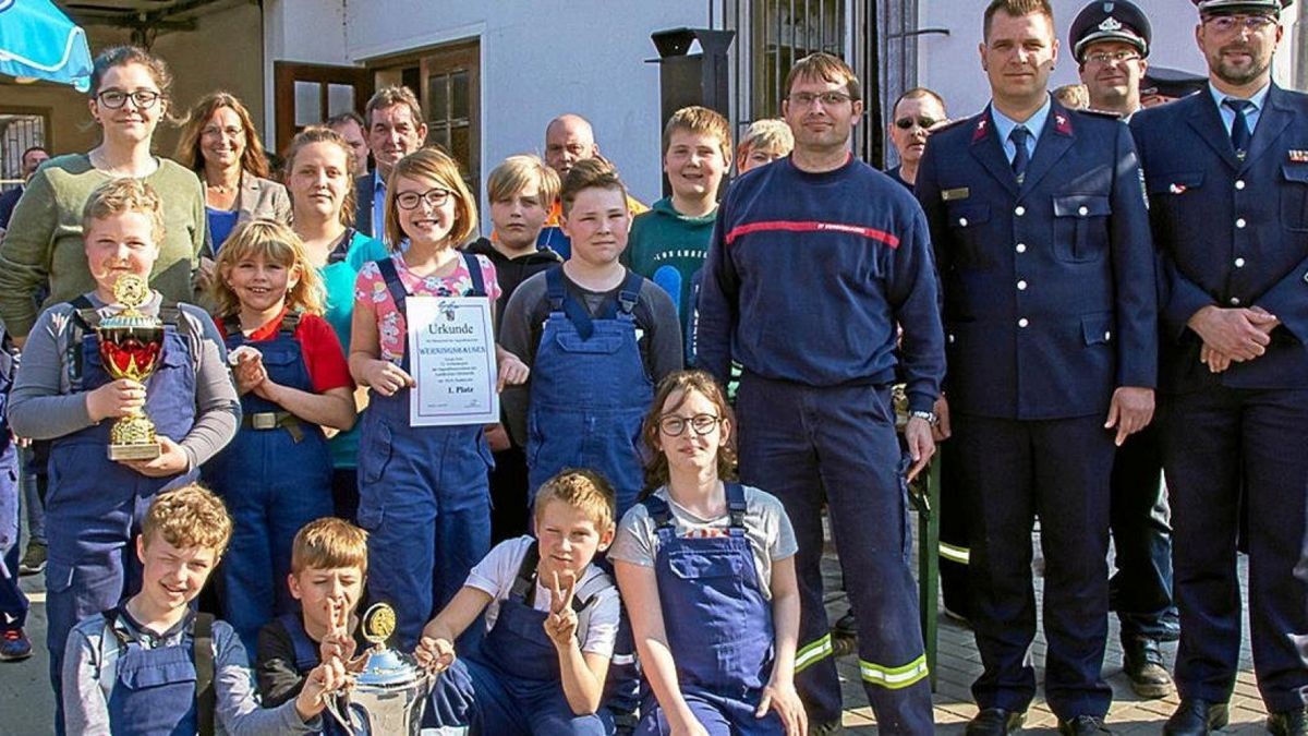 Stolz posiert die Gewinnermannschaft der Jugendfeuerwehr aus Werningshausen mit dem Wanderpokal.