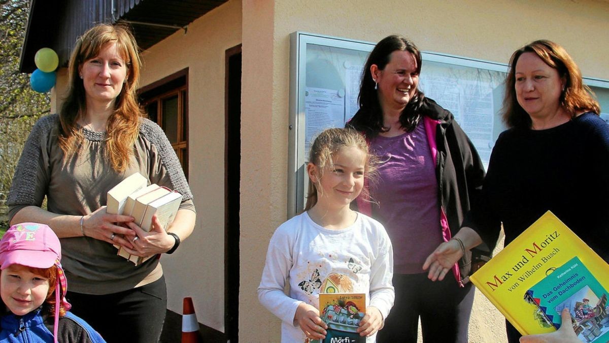 Eine Buch-Bushaltestelle hat Daniela  Albrecht-Eckardt (hinten links) in Großrettbach eröffnet. Ihre Kinder  Johann (rechts) und  Mathilda (vorn links)  haben beim Einräumen der mehr als 200 Bücher geholfen. Doreen und   Anna  Quatuor  sind schon fündig geworden, mit dabei  Karina  Ollarius.  