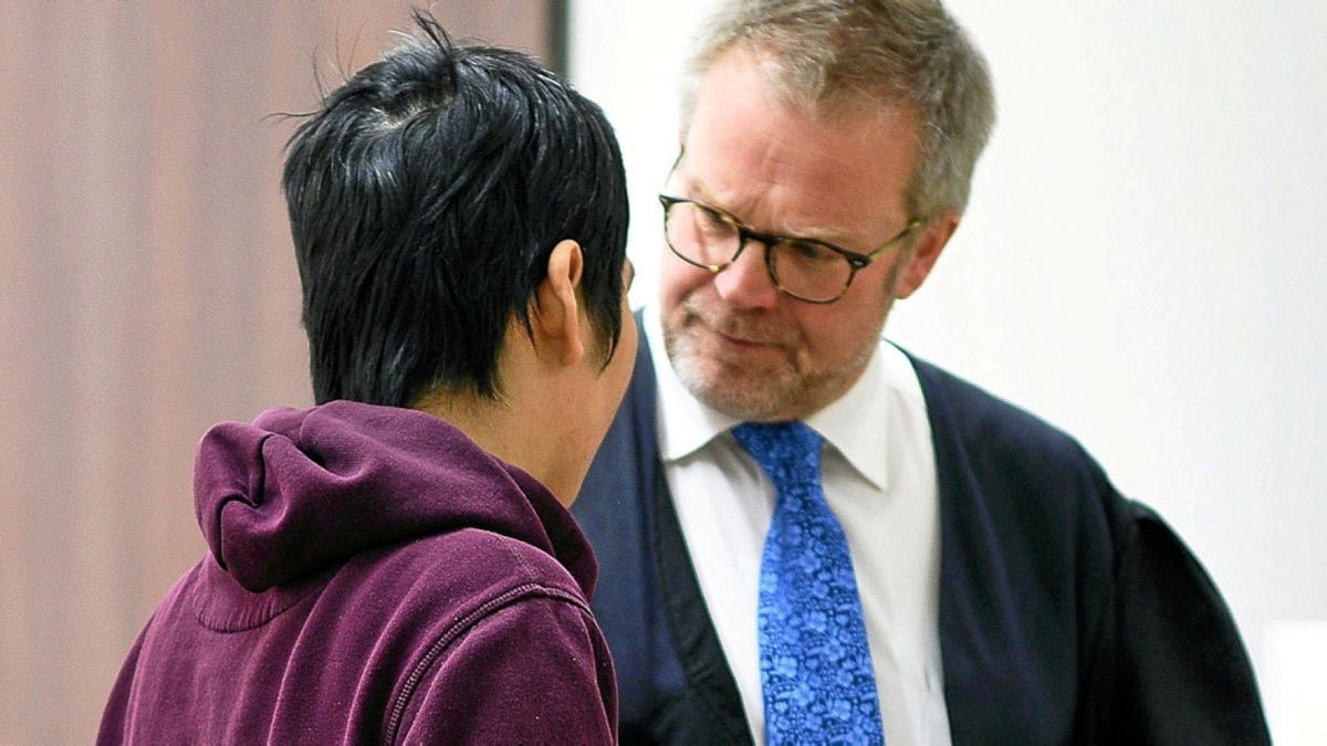 Absprache im Gerichtssaal: Der vietnamesische Austauschstudent mit seinem Verteidiger Andreas Wiese.