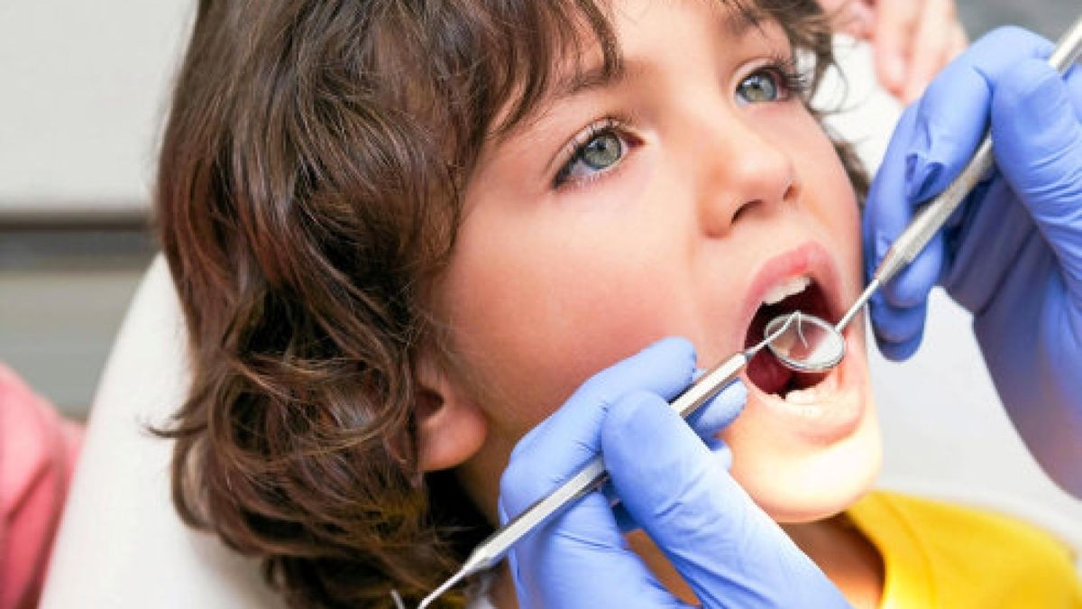 Pediatric dentist examining a little boys teeth in the dentists chair at the dental clinic model released Symbolfoto PUBLICATIONxINxGERxSUIxAUTxONLY Copyright: xWavebreakmediaMicrox Panthermedia13733193Foto: WavebreakmediaMicro