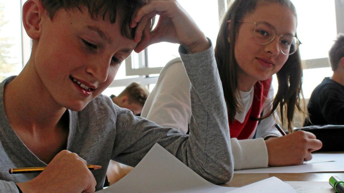 Laura Senge und Nils Hankel grübeln noch über ihren Themenideen. Am Ende des Workshops – oder spätestens zu Hause – soll eine möglichst spannende Geschichte entstehen.