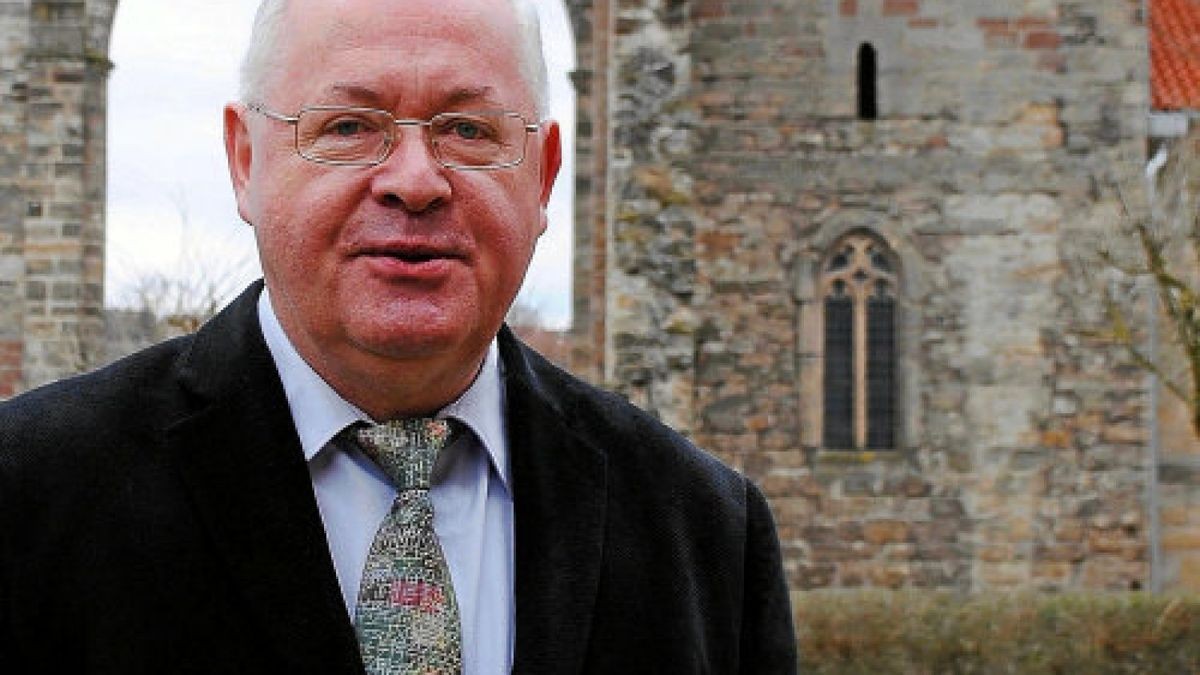 Eckhard Waschnewski, Pfarrer und Konzertveranstalter, vor der Klosterkirche Thalbürgel.Foto: Wolfgang Hirsch