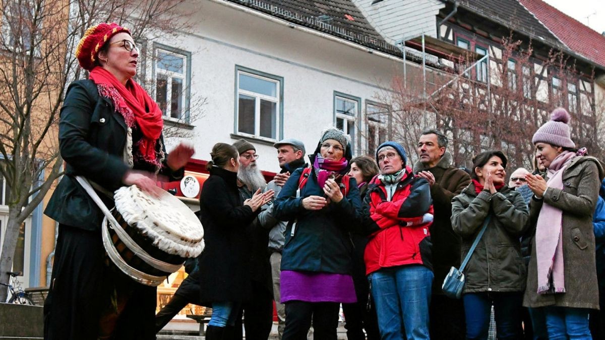 Während die AfD auf dem Holzmarkt eine Kundgebung abhielt, trommelte die Gruppe „Djembalo“ mit afrikanischer Musik am Hopfenbrunnen gegen Rassismus. Die Gegenveranstaltung hatte das Bündnis gegen Rechtsextremismus Arnstadt organisiert.