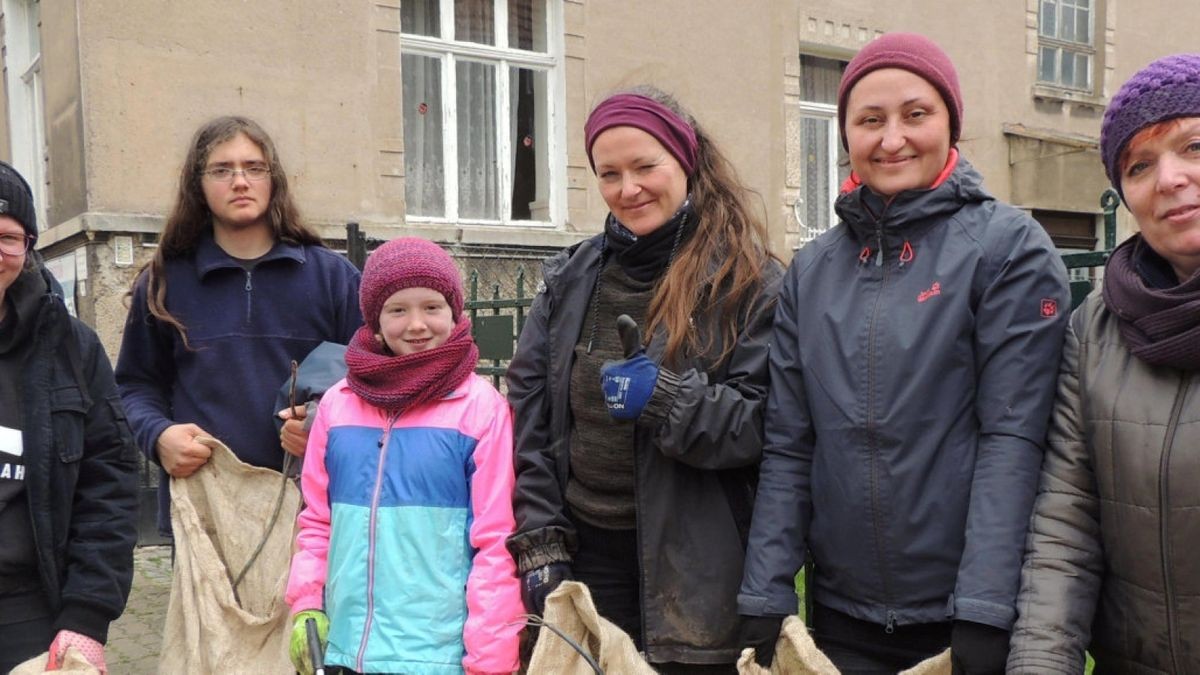 50 freiwillige Helfer packen bei der ersten Müllsammelaktion in Nordhausen von Jugendkunstschule und Stadtverwaltung mit an. Darunter waren auch Lilly Gehrmann, Hagan Krüger, Nina Gehrmann, Cornelia Krüger, Fadila Gasmi und Gabriela Sennecke.