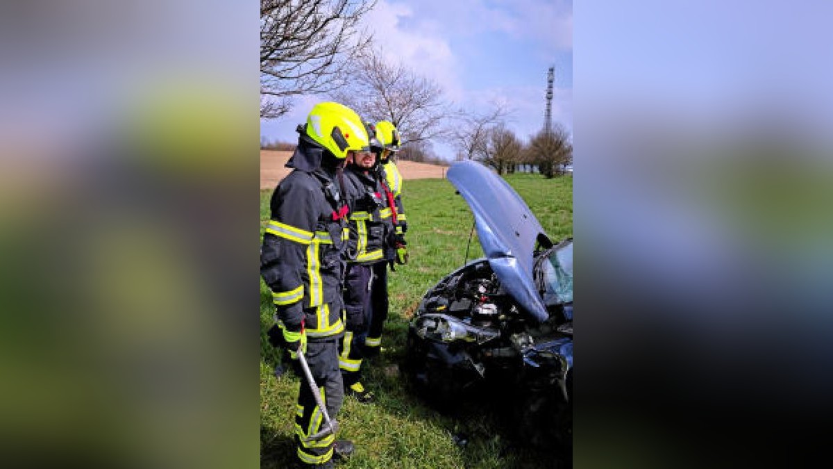 Schwerer Unfall auf der Bundesstraße 90: Die Einsatzkräfte kümmerten sich um den Brandschutz am verunglückten Auto, dessen Motor aus der Halterung gerissen war.