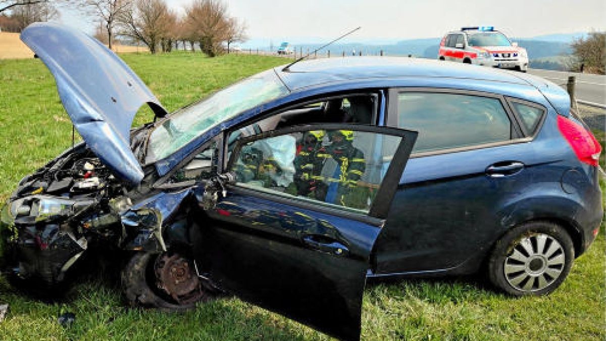 Schwerer Unfall auf der Bundesstraße 90: Gegen 13.40 Uhr war ein 55-jähriger Ford-Fahrer von der Straße abgekommen.