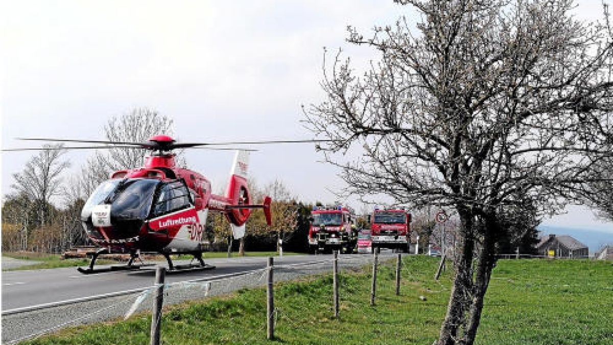 Schwerer Unfall auf der Bundesstraße 90: Der Fahrer erlitt schwere Verletzungen.