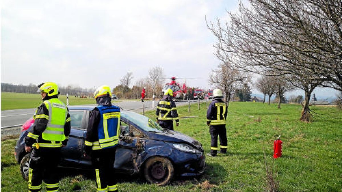 Schwerer Unfall auf der Bundesstraße 90: Von dem Baum, gegen den der Pkw geprallt war, schleuderte das Fahrzeug noch zehn Meter weg.