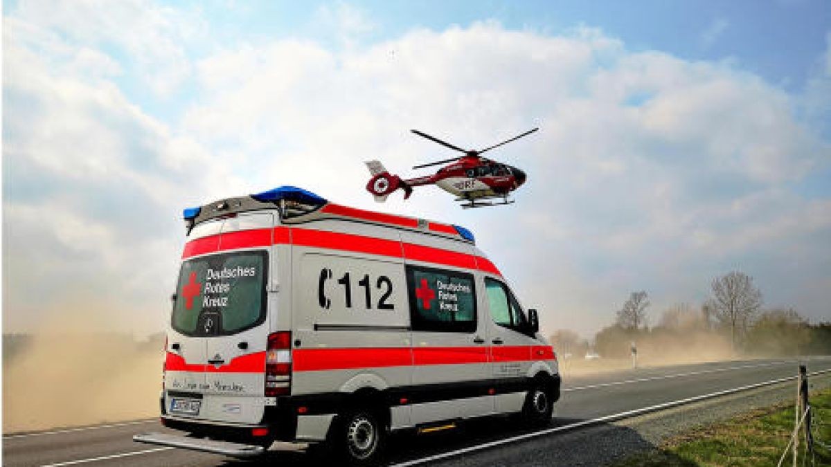 Schwerer Unfall auf der Bundesstraße 90: Der verletzte Autofahrer wurde mit dem Rettungshubschrauber in eine Klinik gebracht.