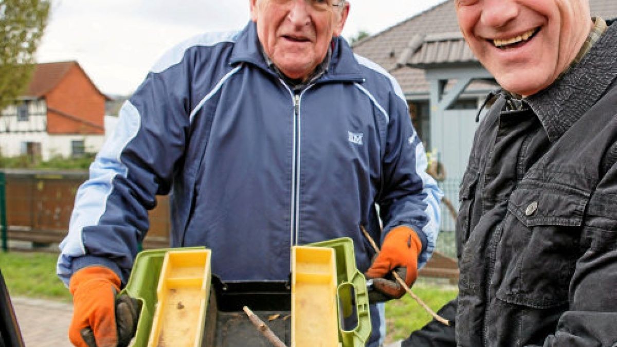 Beim großen Frühjahrsputz in der Gemeinde Uder wurde auch ungewöhnlicher Müll am Wegesrand gefunden, den hier zwei der zahlreichen Helfer präsentieren.Foto: Katrin Räuber (2)