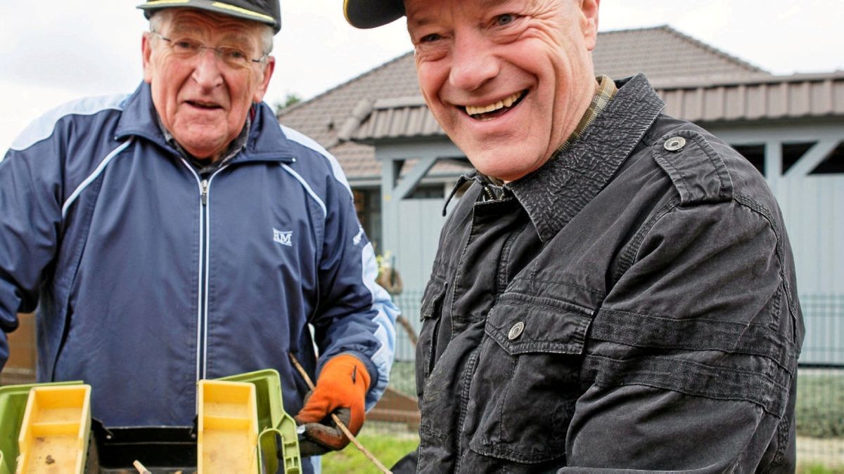 Beim großen Frühjahrsputz in der Gemeinde Uder wurde auch ungewöhnlicher Müll am Wegesrand gefunden, den hier zwei der zahlreichen Helfer präsentieren.