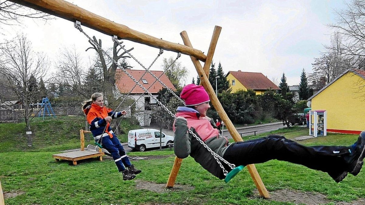 Auch wenn er offiziell nicht Spielplatz heißt, gibt es auf Kleinromstedts Mehrgenerationen-Treffpunkt eine Schaukel und mehr Spielgeräte. 