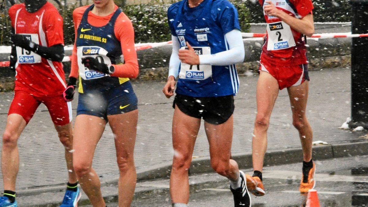 Nicht nur der Mühlhäuser Geher Jonathan Hilbert (blaues Shirt) hatte bei der Deutschen Meisterschaft über 20 Kilometer seine liebe Mühe mit der Witterung.