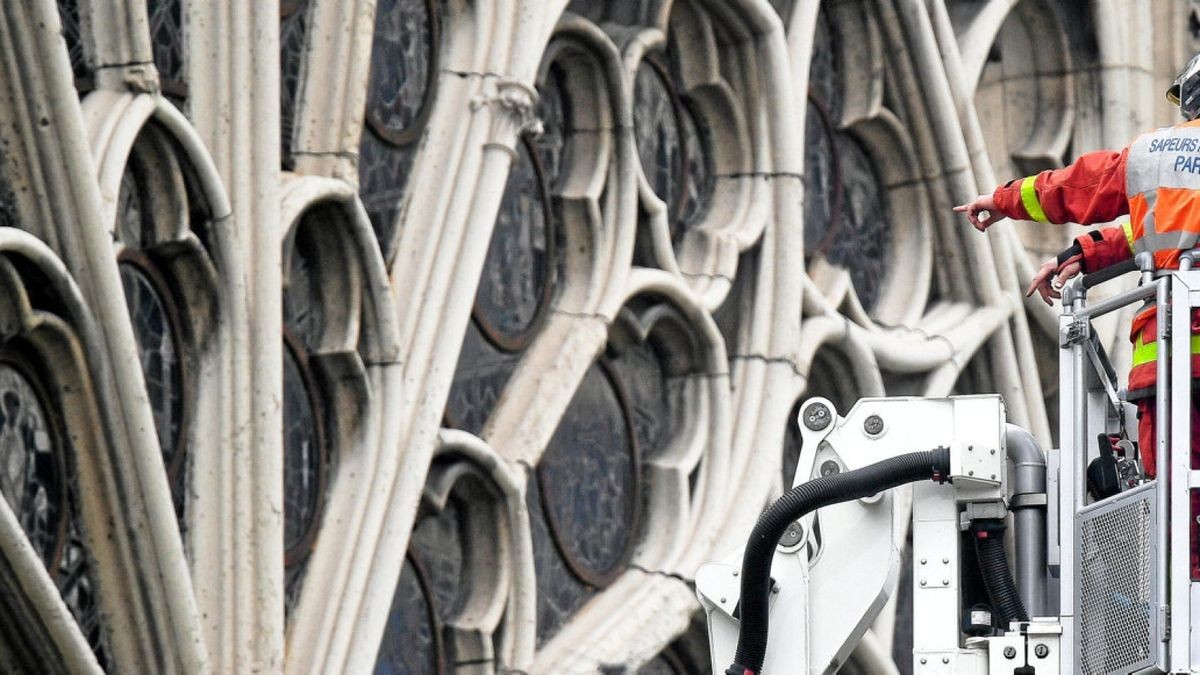 Feuerwehrleute begutachten die Schäden an der Kathedrale Notre-Dame nach dem Brand.