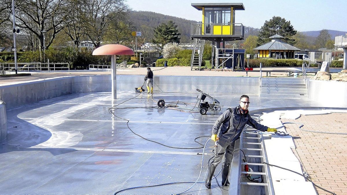 Die Becken müssen gereinigt und desinfiziert werden. Das Wasser wird eingelassen und mehrfach gefiltert, was mehrere Wochen dauert.