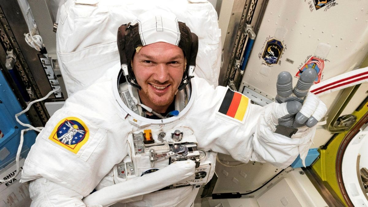 Alexander Gerst macht ein Selfie bei seiner Arbeit auf der ISS