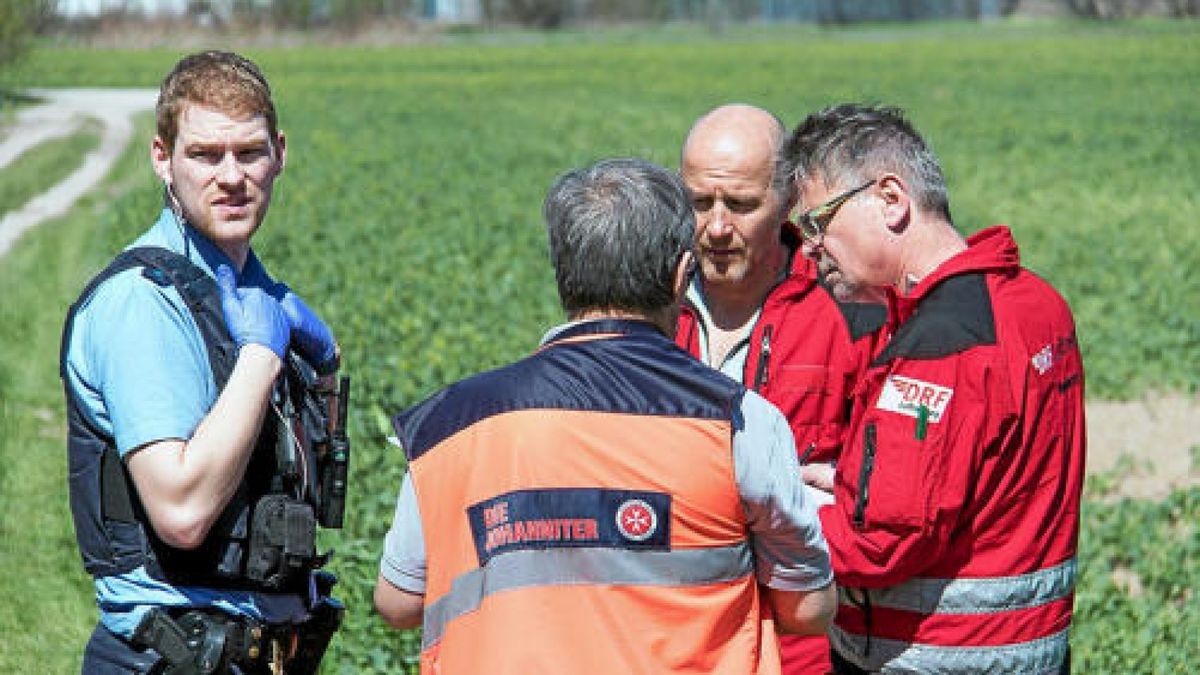 Karfreitag machte ein Zeuge eine schockierende Entdeckung in Kranichfeld. Ein Mann lag mit dem Kopf im Wasser der Ilm. Ein Rettungsarzt konnte nur noch den Tod des Mannes feststellen. Hinweise deuten auf einen tragischen Unfall hin.