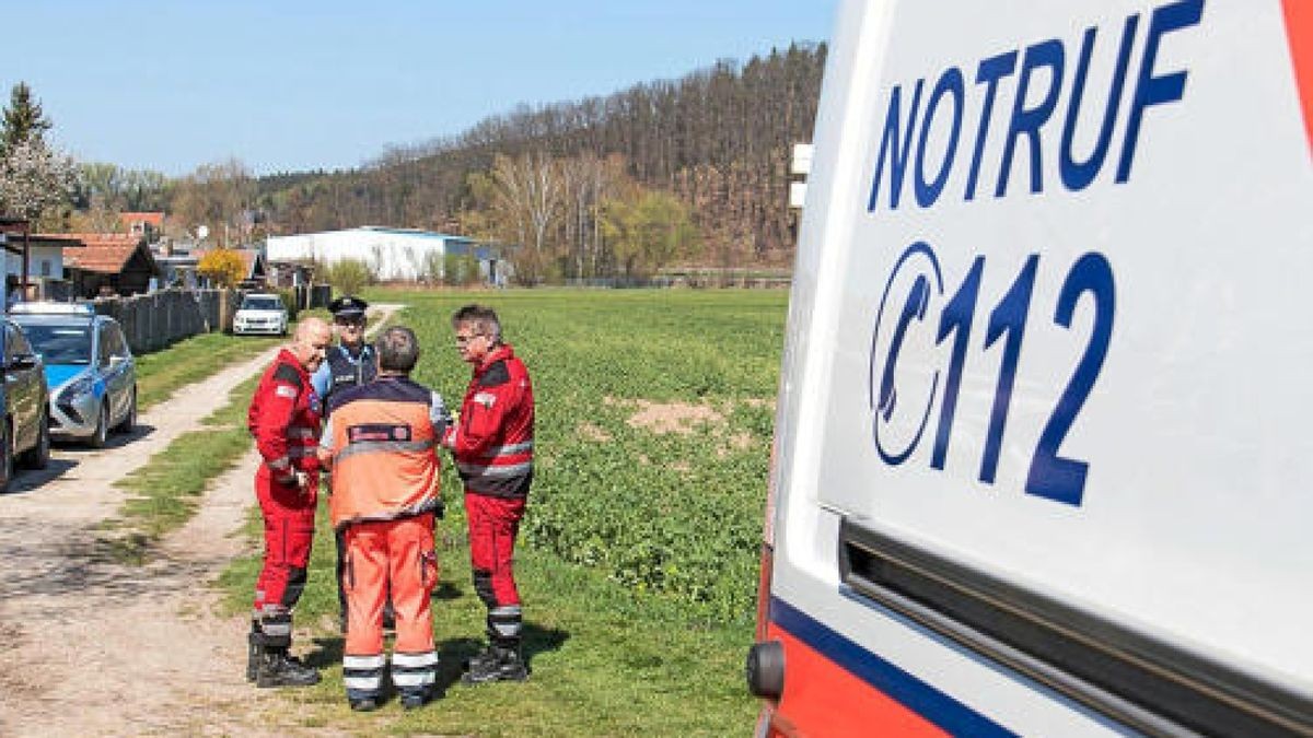 Karfreitag machte ein Zeuge eine schockierende Entdeckung in Kranichfeld. Ein Mann lag mit dem Kopf im Wasser der Ilm. Ein Rettungsarzt konnte nur noch den Tod des Mannes feststellen. Hinweise deuten auf einen tragischen Unfall hin.