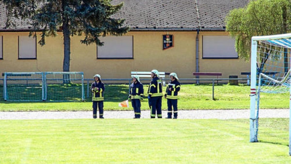 Karfreitag machte ein Zeuge eine schockierende Entdeckung in Kranichfeld. Ein Mann lag mit dem Kopf im Wasser der Ilm. Ein Rettungsarzt konnte nur noch den Tod des Mannes feststellen. Hinweise deuten auf einen tragischen Unfall hin.