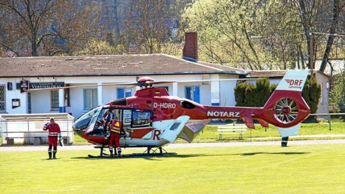 Karfreitag machte ein Zeuge eine schockierende Entdeckung in Kranichfeld. Ein Mann lag mit dem Kopf im Wasser der Ilm. Ein Rettungsarzt konnte nur noch den Tod des Mannes feststellen. Hinweise deuten auf einen tragischen Unfall hin.