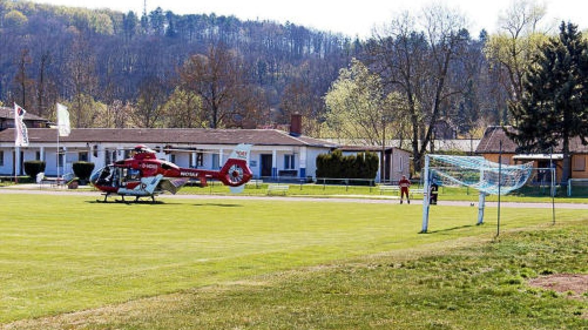 Karfreitag machte ein Zeuge eine schockierende Entdeckung in Kranichfeld. Ein Mann lag mit dem Kopf im Wasser der Ilm. Ein Rettungsarzt konnte nur noch den Tod des Mannes feststellen. Hinweise deuten auf einen tragischen Unfall hin.