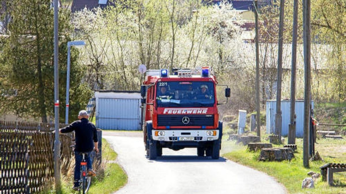 Karfreitag machte ein Zeuge eine schockierende Entdeckung in Kranichfeld. Ein Mann lag mit dem Kopf im Wasser der Ilm. Ein Rettungsarzt konnte nur noch den Tod des Mannes feststellen. Hinweise deuten auf einen tragischen Unfall hin.