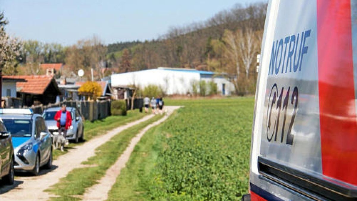 Karfreitag machte ein Zeuge eine schockierende Entdeckung in Kranichfeld. Ein Mann lag mit dem Kopf im Wasser der Ilm. Ein Rettungsarzt konnte nur noch den Tod des Mannes feststellen. Hinweise deuten auf einen tragischen Unfall hin.