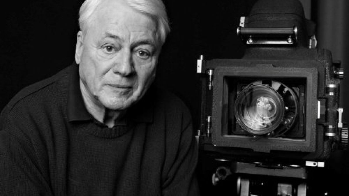 Alexander Kluge und die 35-mm-Filmkamera, mit der die ersten Filme von ihm selbst, von Werner Herzog, und Edgar Reitz gedreht wurden – heute im Besitz Kluges.Foto: Regina Schmeken