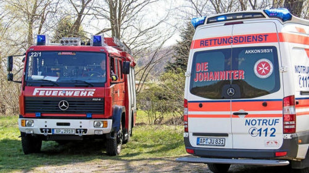 Karfreitag machte ein Zeuge eine schockierende Entdeckung in Kranichfeld. Ein Mann lag mit dem Kopf im Wasser der Ilm. Ein Rettungsarzt konnte nur noch den Tod des Mannes feststellen. Hinweise deuten auf einen tragischen Unfall hin.