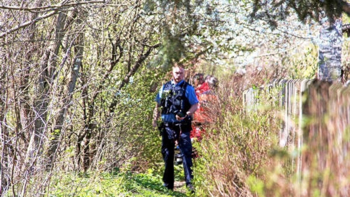 Karfreitag machte ein Zeuge eine schockierende Entdeckung in Kranichfeld. Ein Mann lag mit dem Kopf im Wasser der Ilm. Ein Rettungsarzt konnte nur noch den Tod des Mannes feststellen. Hinweise deuten auf einen tragischen Unfall hin.