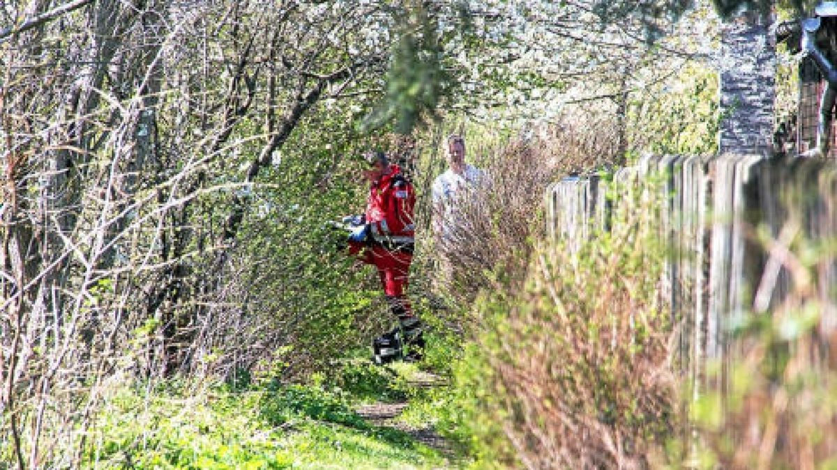 Karfreitag machte ein Zeuge eine schockierende Entdeckung in Kranichfeld. Ein Mann lag mit dem Kopf im Wasser der Ilm. Ein Rettungsarzt konnte nur noch den Tod des Mannes feststellen. Hinweise deuten auf einen tragischen Unfall hin.