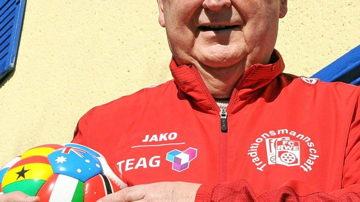 Obwohl Hans-Günter Hänsel Chef die Traditionsmannschaft des FC Rot-Weiß Erfurt nun in die Hände von Ronny Hebestreit und Jürgen Heun legt, bleibt er dem Fußball treu.