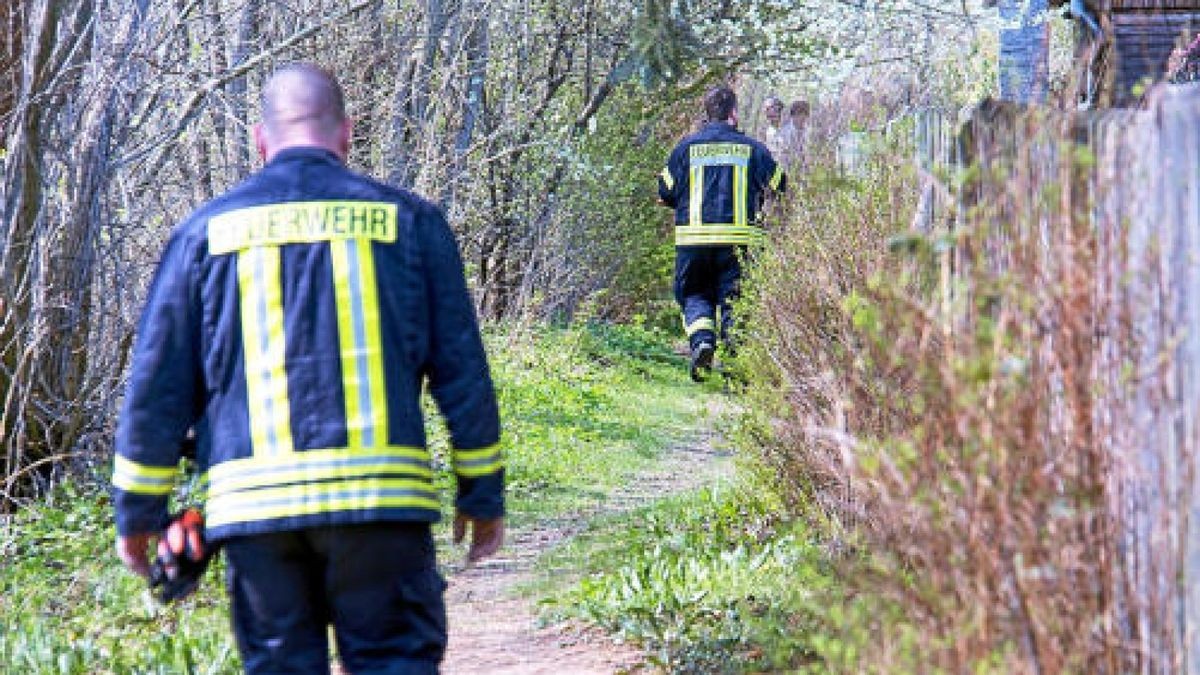 Karfreitag machte ein Zeuge eine schockierende Entdeckung in Kranichfeld. Ein Mann lag mit dem Kopf im Wasser der Ilm. Ein Rettungsarzt konnte nur noch den Tod des Mannes feststellen. Hinweise deuten auf einen tragischen Unfall hin.