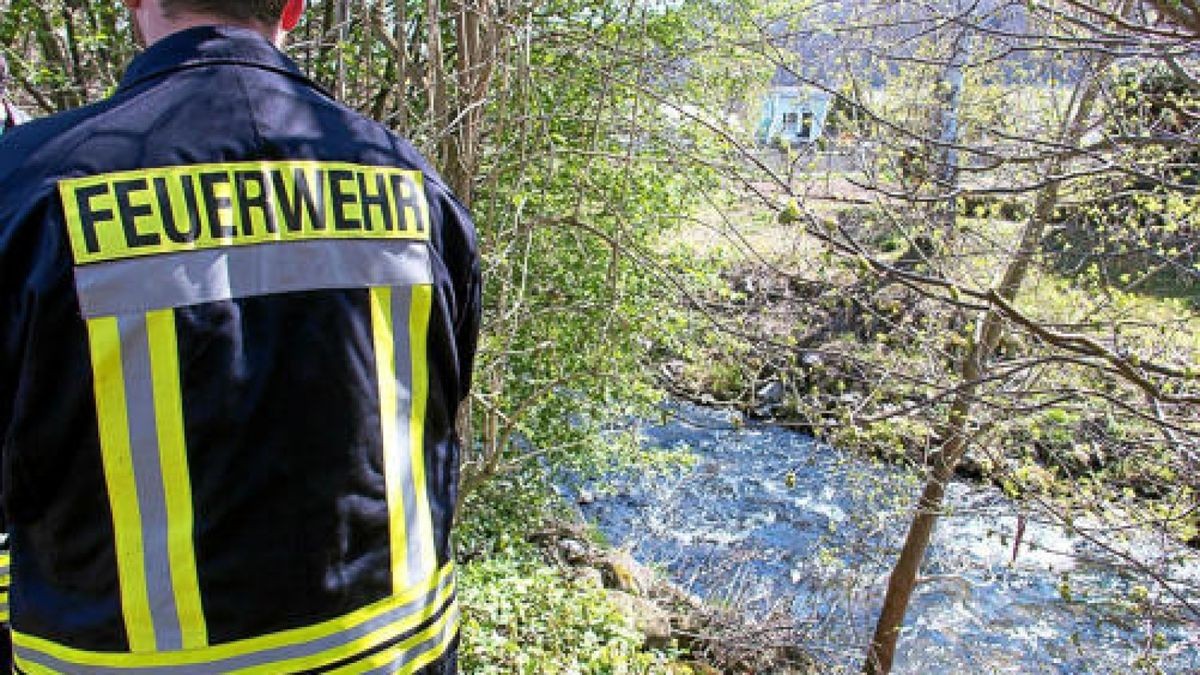 Karfreitag machte ein Zeuge eine schockierende Entdeckung in Kranichfeld. Ein Mann lag mit dem Kopf im Wasser der Ilm. Ein Rettungsarzt konnte nur noch den Tod des Mannes feststellen. Hinweise deuten auf einen tragischen Unfall hin.