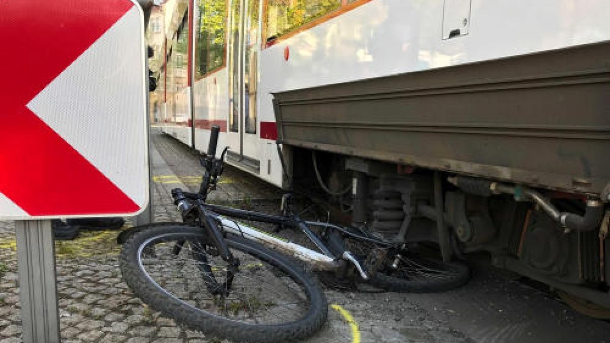 Schwerer Fahrradunfall in Erfurt: Ein Radfahrer ist auf dem Juri-Gagarin-Ring Ecke Johannesstraße unter eine Straßenbahn geraten.