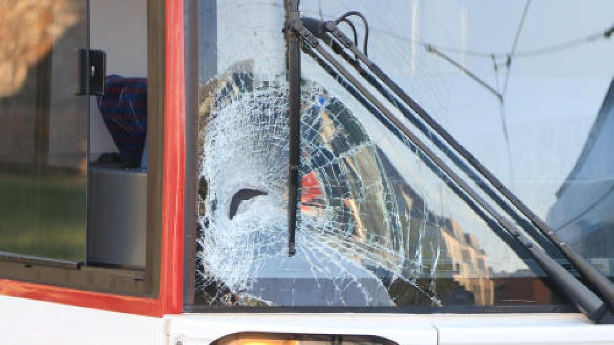 Offenbar wollte der Radfahrer die Straße vor der Straßenbahn kreuzen oder hatte sie nicht bemerkt.