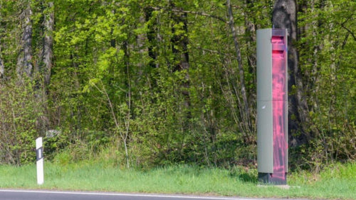 In der Nacht von Samstag auf Ostersonntag haben Unbekannte mit pinkfarbener Graffitifarbe einen Blitzer an der Weimarer Bundesstraße 7 Höhe Lindenberg und an der Bundesstraße 7 nahe Tröbsdorf (hier beidseitig) besprüht.