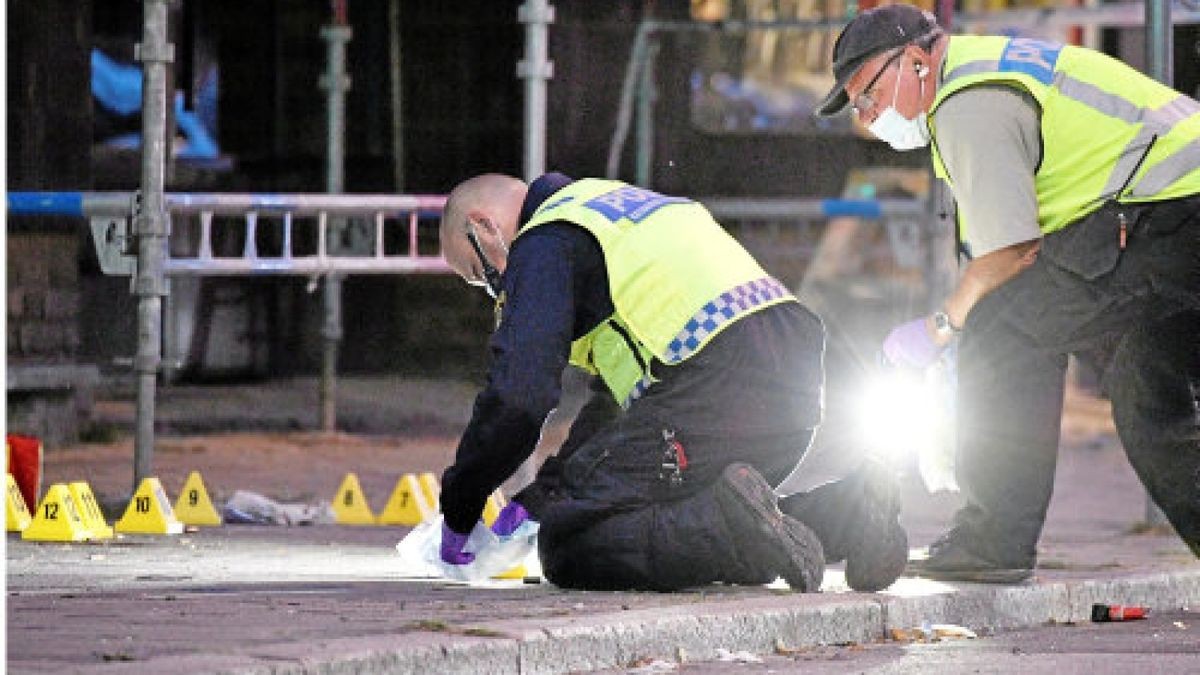 Police forensics search area after a shooting on a street in central Malmo, Sweden June 18, 2018. TT News Agency/Johan Nilsson/via REUTERS ATTENTION EDITORS - THIS IMAGE WAS PROVIDED BY A THIRD PARTY. SWEDEN OUT. NO COMMERCIAL OR EDITORIAL SALES IN SWEDENFoto: REUTERS / TT NEWS AGENCY