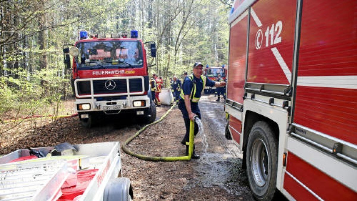 Dienstagvormittag stieg wieder eine dichte Rauchsäule empor - und dieses Mal könnte die Lage noch gefährlicher sein. Denn starke Windböen fachen den Waldbrand immer wieder an.