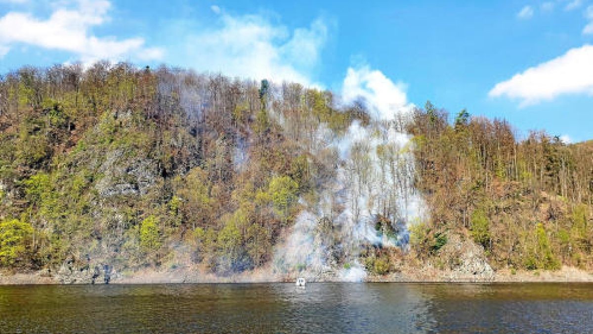 Mehrere Feuerwehren sind alarmiert. Auch der Lösch-Hubschrauber wurde noch einmal zur Unterstützung gerufen.