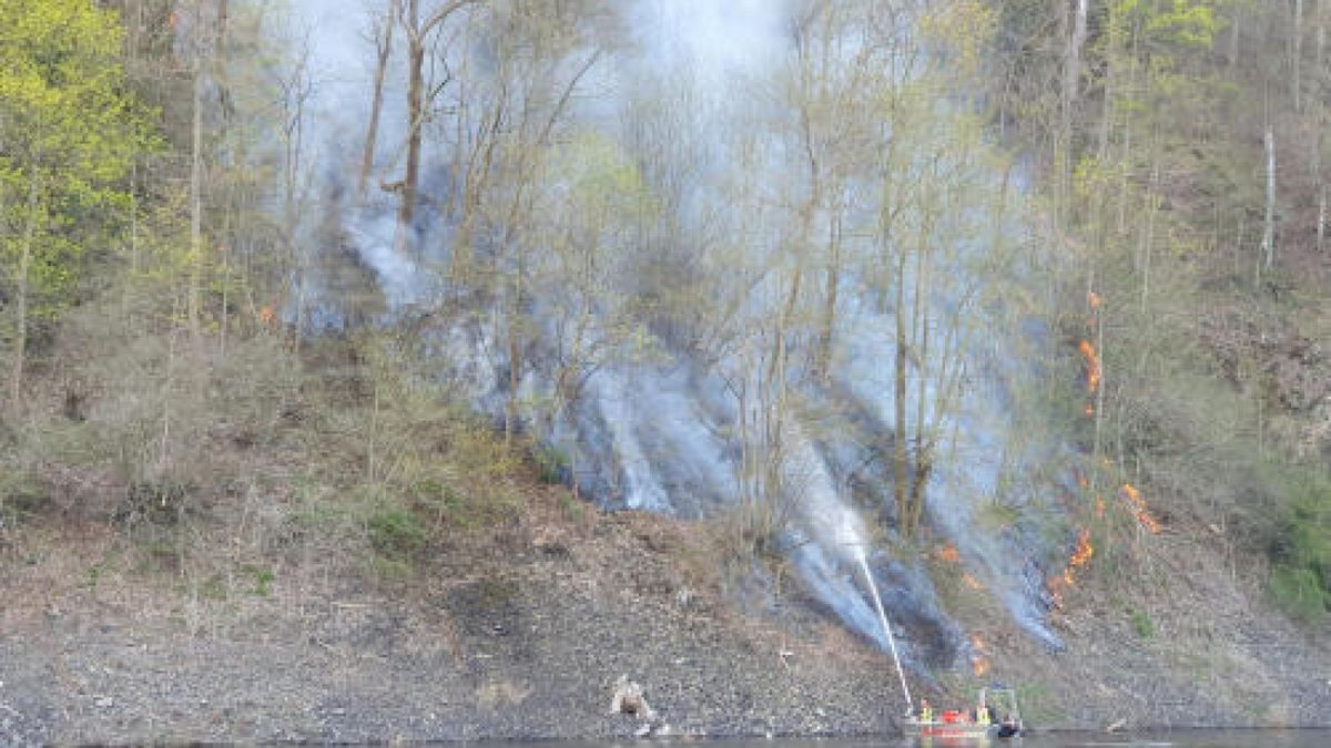 Laut Uwe Tiersch waren die Feuerwehren aus Saalburg-Ebersdorf, Bad Lobenstein , Wurzbach , Saaldorf , Friesau-Röppisch, Unterlemnitz , Blankenstein und Helmsgrün . Aus Gefell , Hirschberg und Schleiz rückten zusätzliche Tanklöschfahrzeuge an.