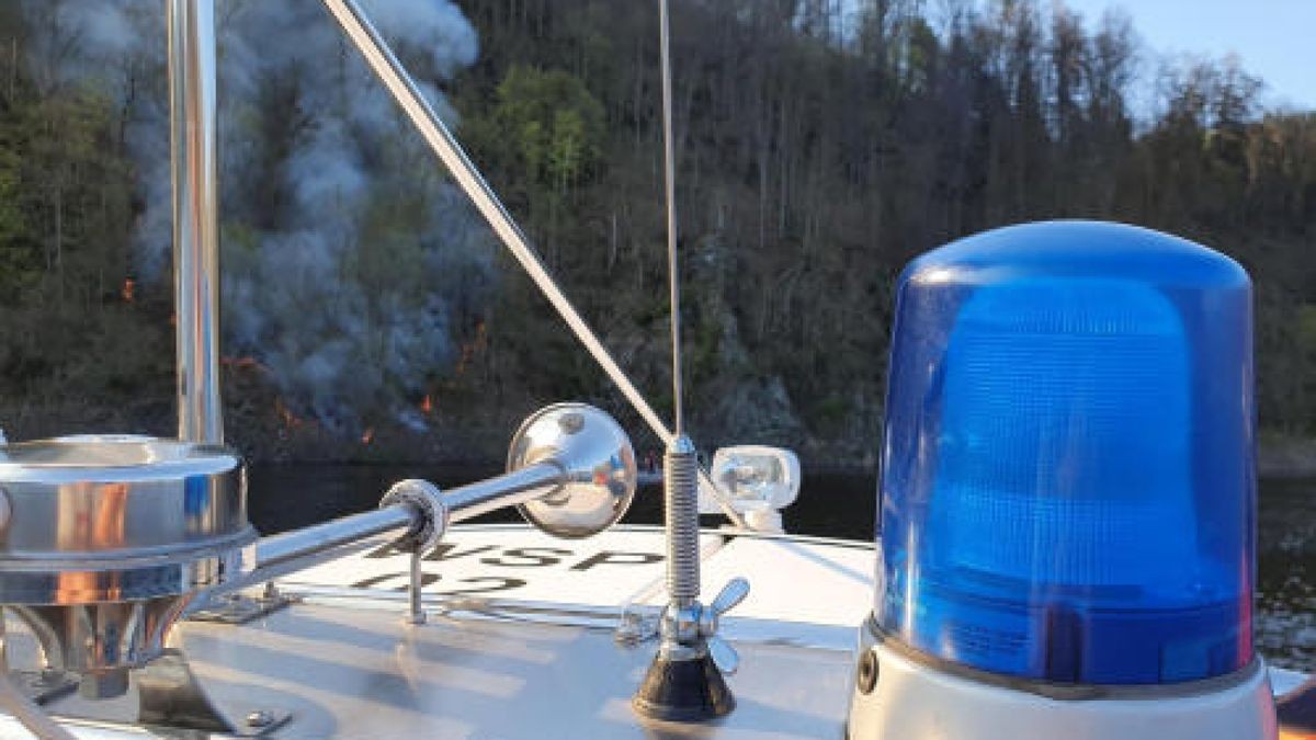 Das Feuer hatte sich an einer Flanke des Hanges, dort wo es noch genug Brennmaterial gab, entfacht. Und so mussten die Einsatzkräfte, die gerade erst wieder zu Hause angekommen waren, noch einmal los.