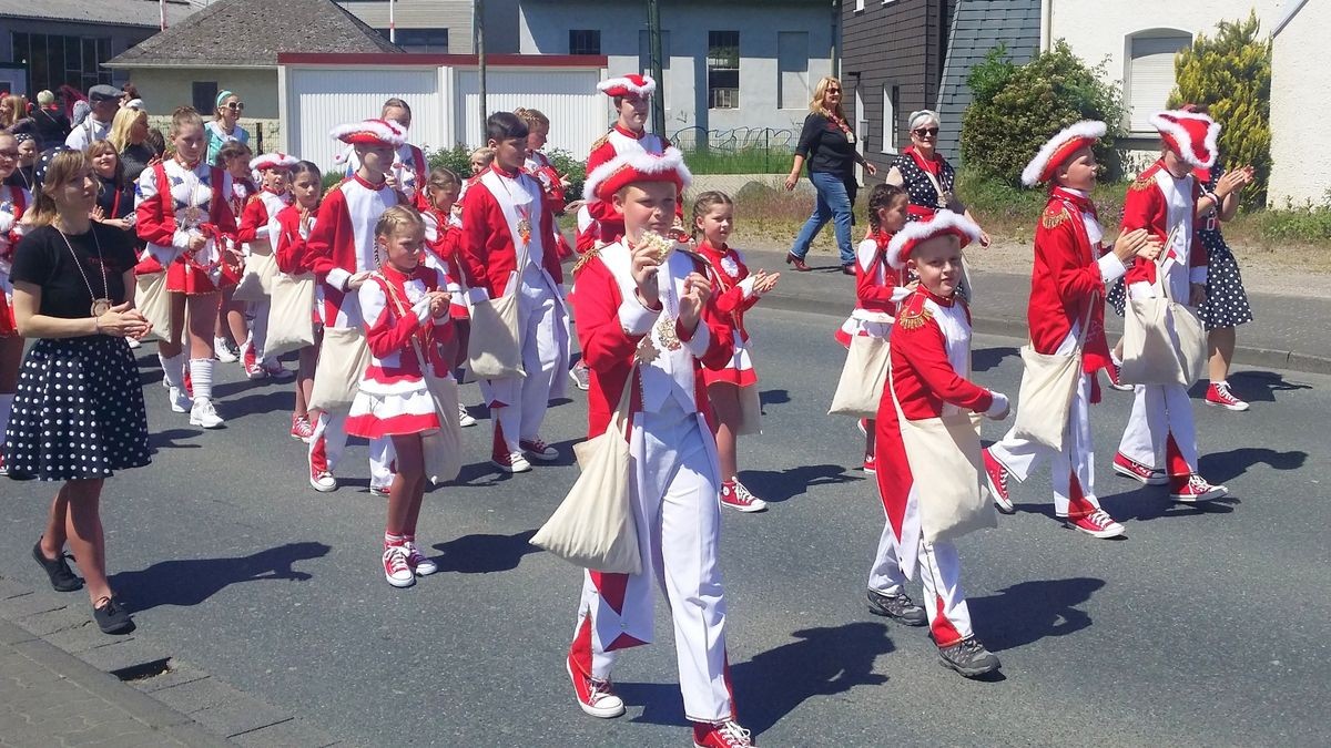 Käner Karneval-Club: Festzug zum 50-jährigen Bestehen
