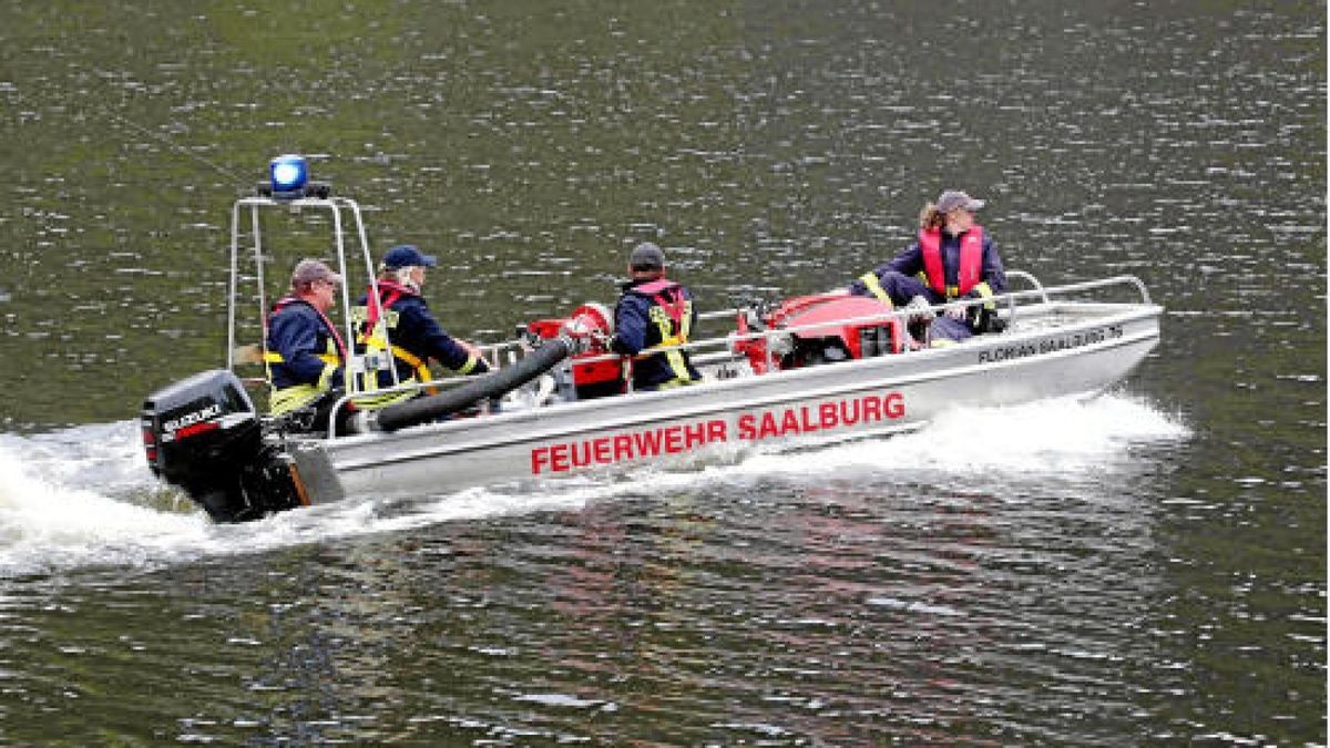 Ein Feuerwehrboot fährt zu einem Brand im Wald an der Bleilochtalsperre Foto: Bodo Schackow/dpa