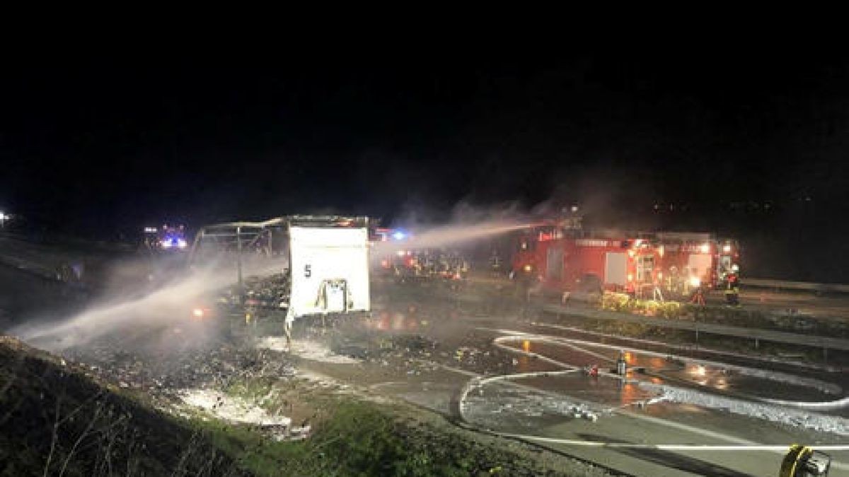 Auf dem mit Spraydosen beladenen Sattelauflieger brach am Mittwochabend vermutlich wegen eines technischen Defekts ein Feuer aus, wie ein Polizeisprecher sagte. Foto: Silvio Dietzel